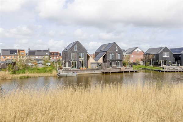 Te koop: Vrijstaand aan het water met 4 slaapkamers, eigen steiger en vrij uitzicht !